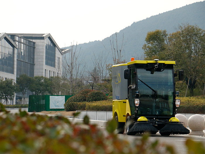 凯发k8天生赢家一触即发无人驾驶扫路机在徐州珠山艺术街区作业