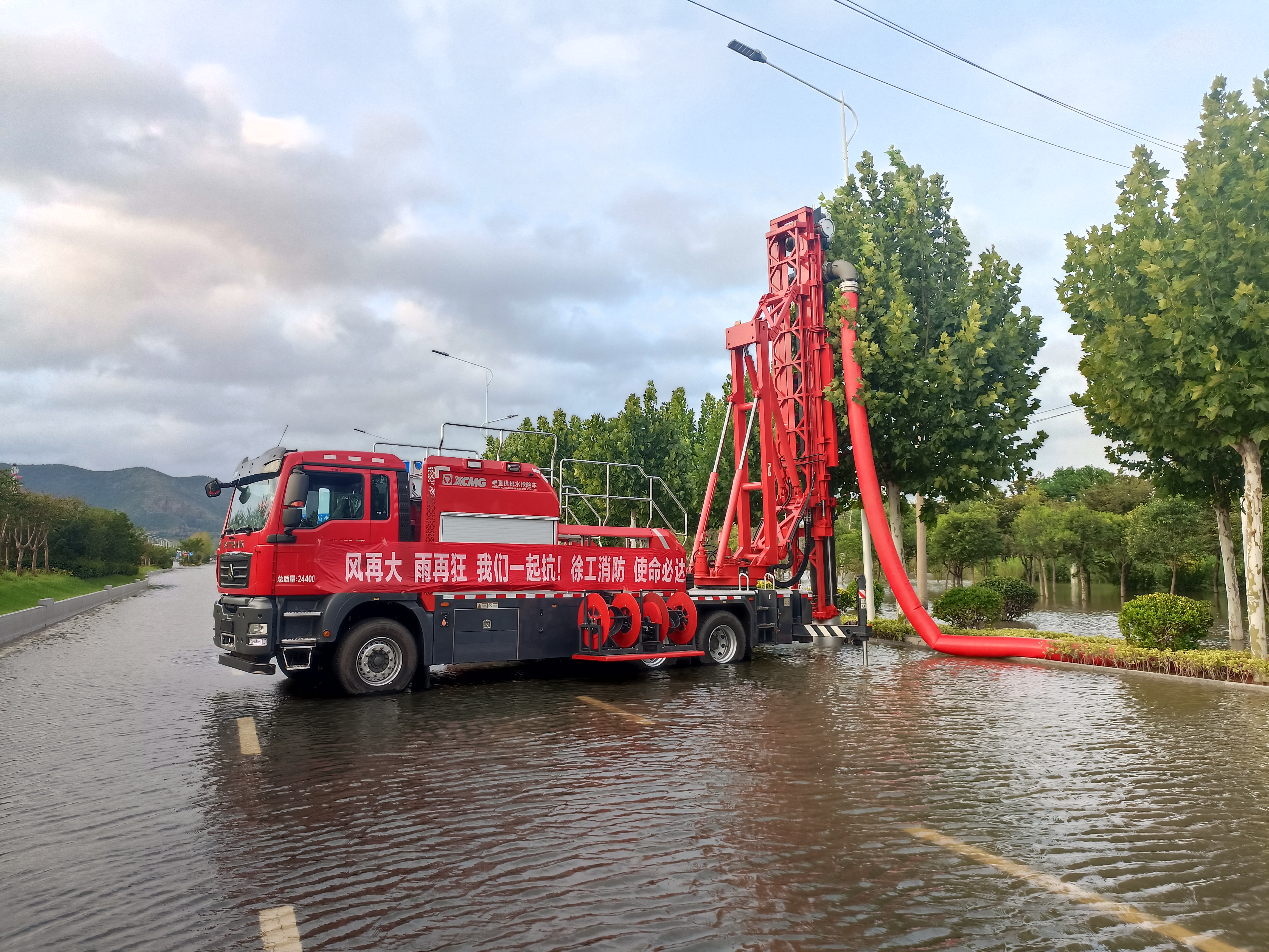 双向八车道路面排涝，凯发k8天生赢家一触即发消防使命必达！